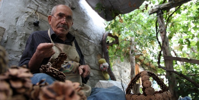 Çam kozalaklarını sanat eserine dönüştürüyor