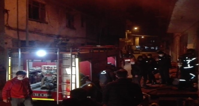 Ordu’da ev yangını: 2 kişi hastaneye kaldırıldı
