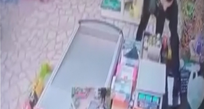 Kredi kartını uzattı, market sahibinin telefonunu çalarak kaçtı