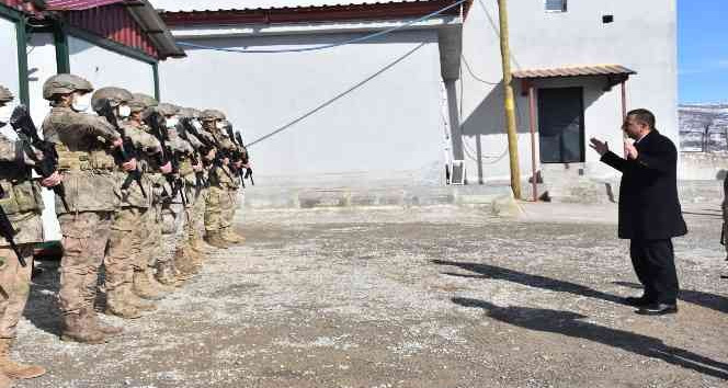 Hacıbektaşoğlu, üs bölgesinde Mehmetçiği ziyaret ederek, köylülerle bir araya geldi