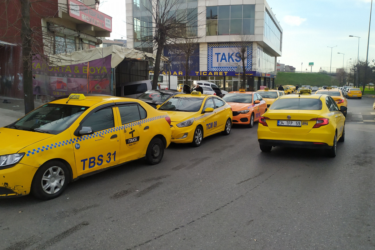 İstanbul&#039;da taksimetre kuyruğu sürüyor