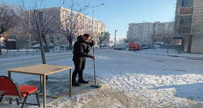 Iğdır’da esnaf yeni haftaya kar temizleyerek başladı