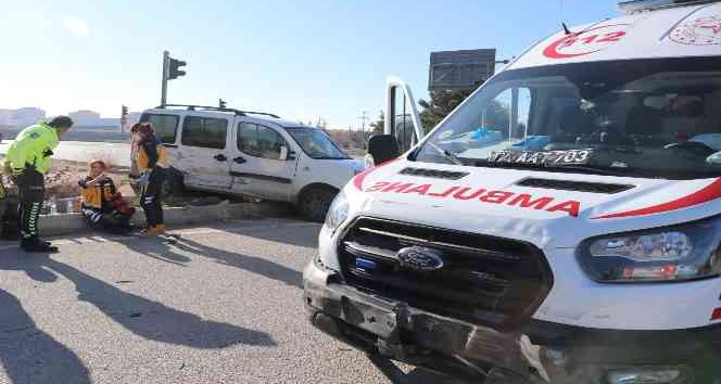 Vakaya giden ambulansla hafif ticari araç çarpıştı