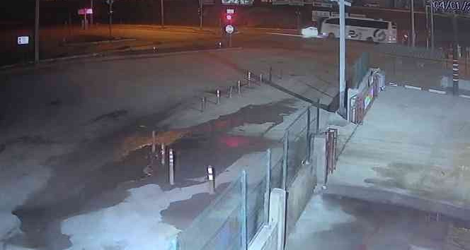 Yolcu otobüsünün çarptığı otomobil hurdaya döndü