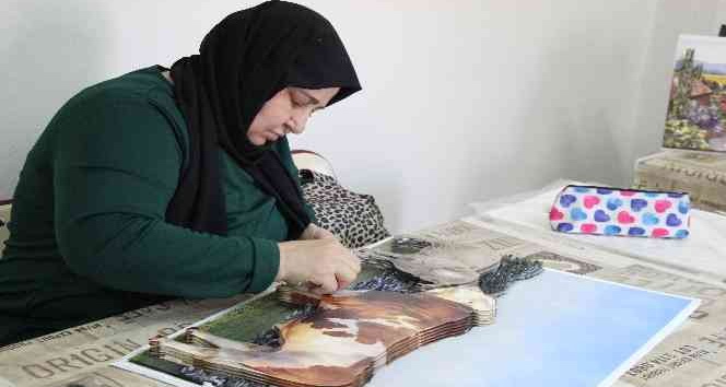 Selçuklu ve Osmanlı mimarisine dayanan rölyef sanatı Mardinli kadınların elinde