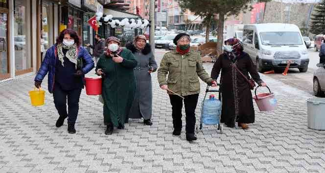 Su kesintilerini protesto için ellerinde kovalarla ve damacana ile belediyeye yürüdüler