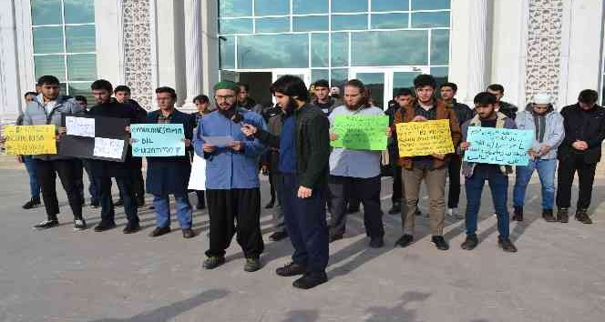 Yalova Üniversitesi öğrencileri, Cihad Kısa’yı protesto etti