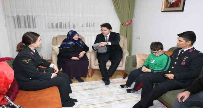 Sivil şehit annesinden Mehmetçiğe atkı