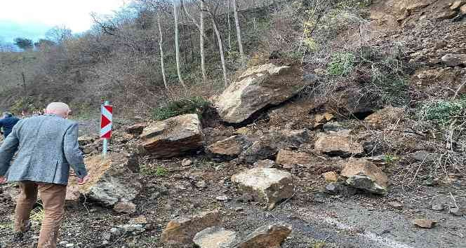 Giresun-Dereli karayolunda heyelan