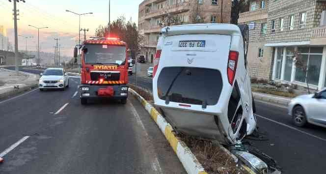 Mardin’de hafif ticari araç takla attı: 2 yaralı