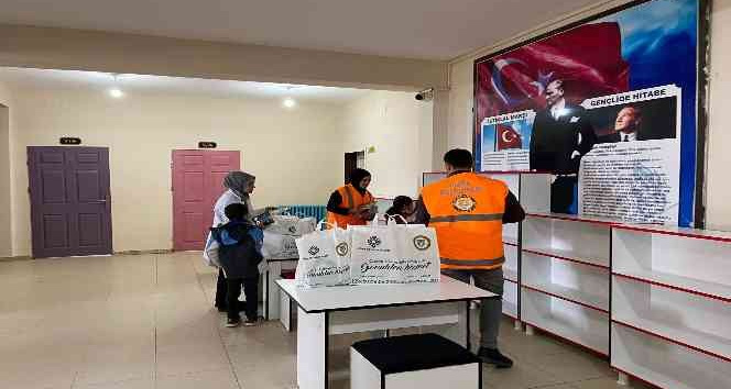 Cizre’de okul kütüphanelerine kitap destekleri devam ediyor