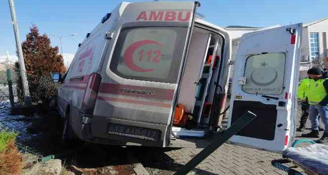 Bingöl’de ambulans ve otomobil çarpıştı: 5 yaralı