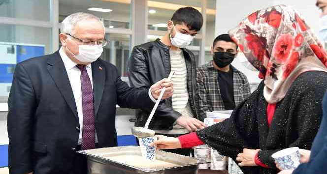 Rektör Ak, sınav öncesi öğrencilerle biraraya geldi.