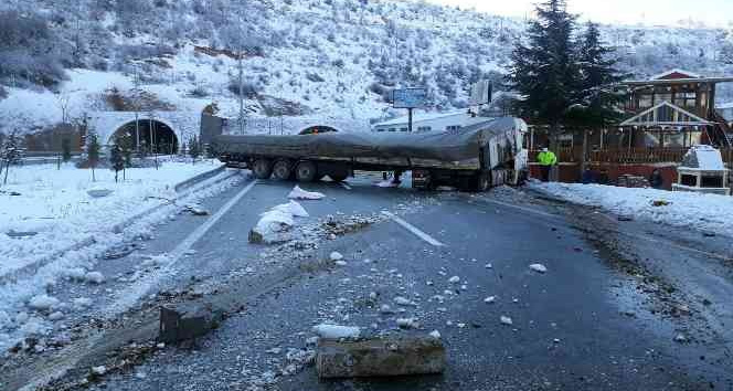 Un yüklü tır buzlu yolda kaza yaptı: 1 yaralı