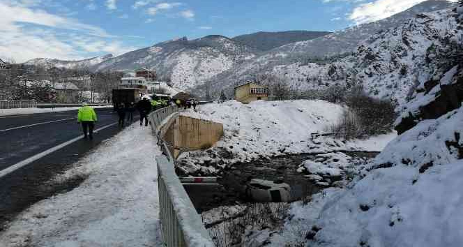 Otomobil köprüden Harşit Çayına uçtu: 1 yaralı