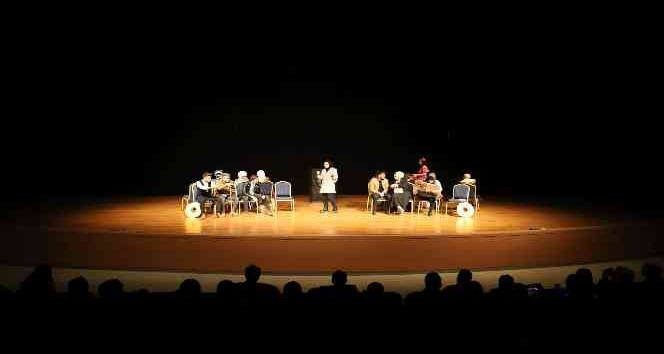 NEVÜ Öğrencileri ‘Ölüler Konuşmak İsterler’ Adlı Tiyatro Oyununu Sahneledi