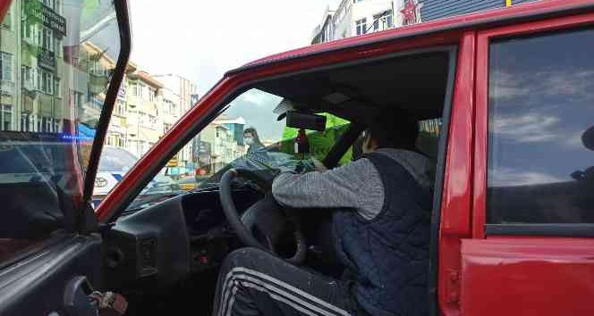 Ceza yememek için cam filmlerini elleriyle söktüler