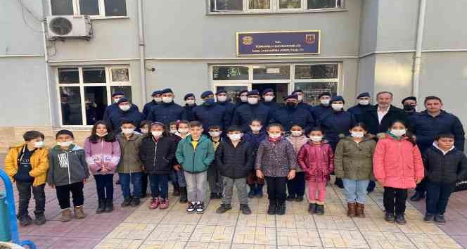 Miniklerden jandarmaya atkı hediyesi