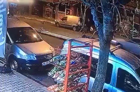 Geri manevra yapan aracın emekli öğretmene çarpma anı kamerada