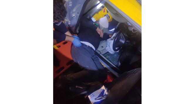 Otomobille çarpışan ticari taksi takla attı: 2 yaralı