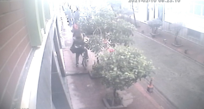 Cihangirde hırsızın ferahlığı kamerada: Evi soyup garajdan çalmış olduğu bisikletle kaçtı