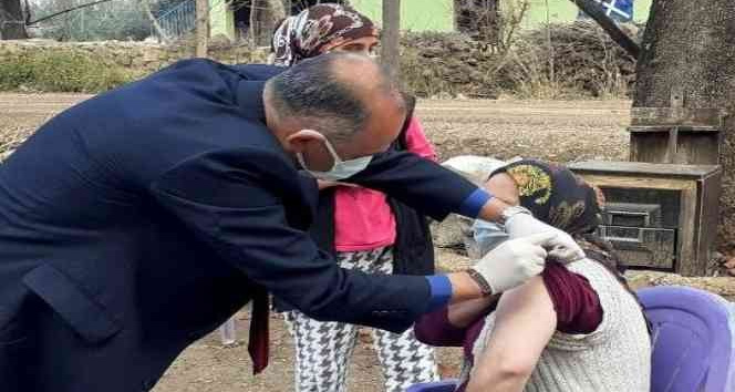 Aşılamada Türkiye birincisi olan Osmaniye’de vatandaşlar evlerinde aşılanıyor