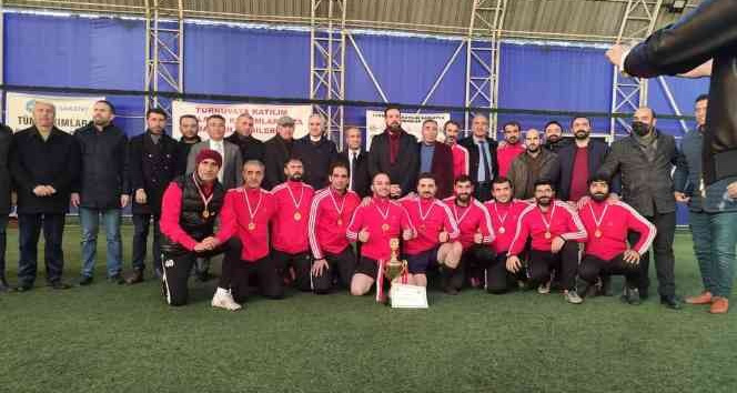Bingöl’de kurum çalışanları, öğrenciler için forma terletti