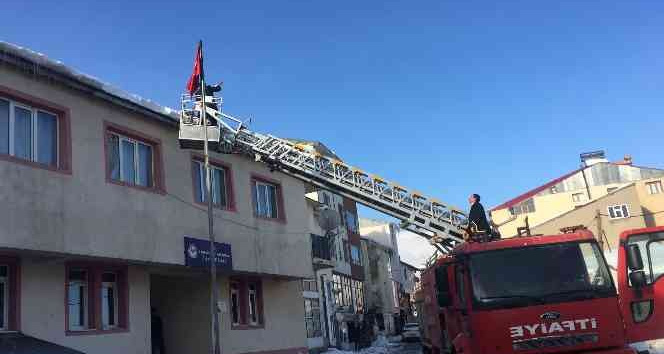 Karlıova’da buz sarkıtları, itfaiye ekibi tarafından temizleniyor