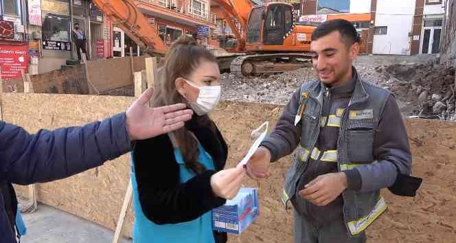 Araçta sandığı maskesini kolunda unutan vatandaş: "Fark etmedim"