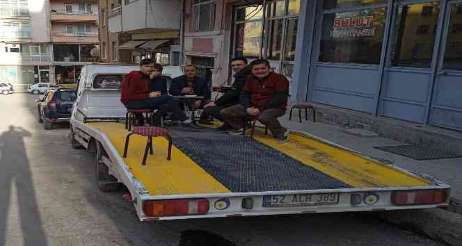 Oto kurtarıcı üzerinde çay molası