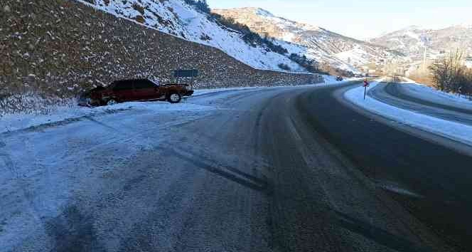 Kayganlaşan yolda kontrolden çıkan otomobil duvara çarptı: 1 yaralı
