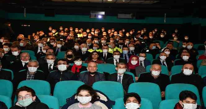 Vali Gürel öğrencilerle birlikte ‘Kesişme; İyi ki Varsın Eren’ filmini izledi