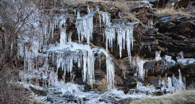 Şırnak’ta aşırı soğuklar 50 metrelik şelaleyi dondurdu