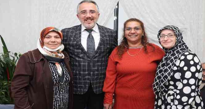 Başkan Savran mahalle sakinlerini ziyaret ediyor