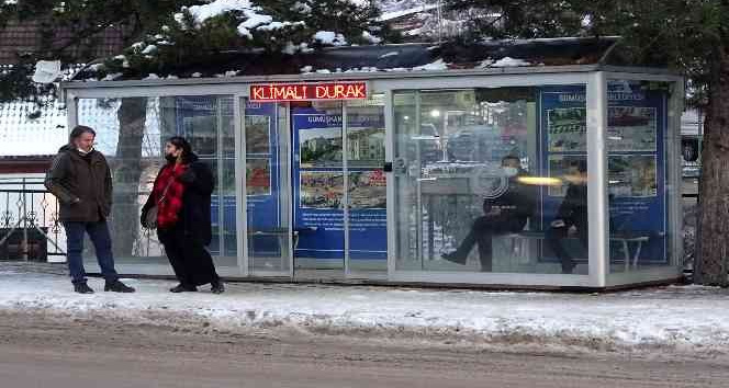 Gümüşhane’de klimalı duraklar soğuk kış aylarında vatandaşların imdadına yetişiyor