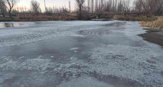 Zamantı Irmağı buz tuttu
