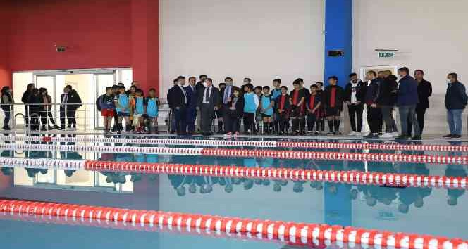 Kaymakam Tunç, olimpik yüzme havuzunda incelemelerde bulundu