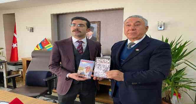 Ünsal “Soykırım ve Yüreğim İrevan’da Kaldı” romanını kaymakam Köroğlu’na hediye etti