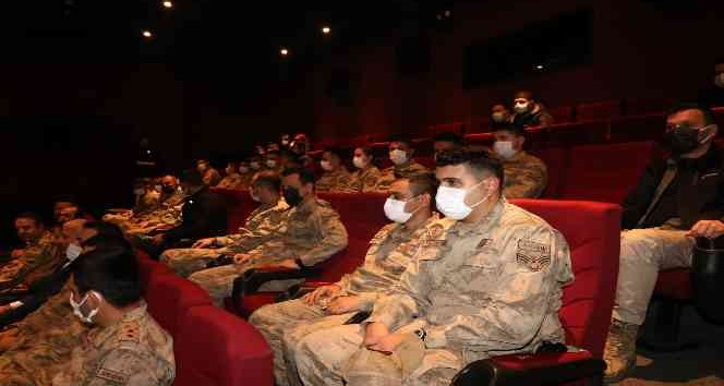 Jandarma personeli “Kesişme: İyi ki Varsın Eren” filmini izledi