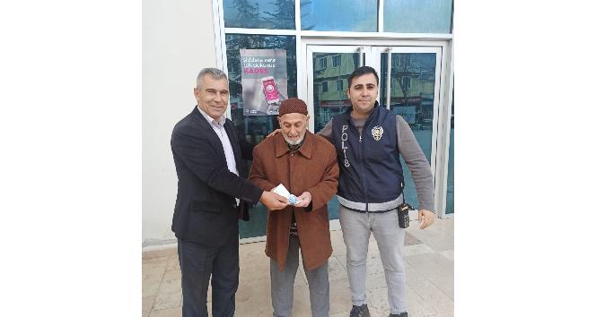 Emekli maaşını düşüren adamı bulup parasını teslim etti