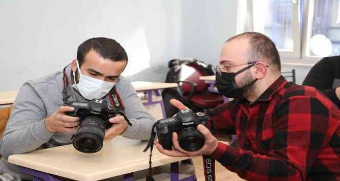 İşaret diliyle fotoğraf çekmeyi öğreniyorlar