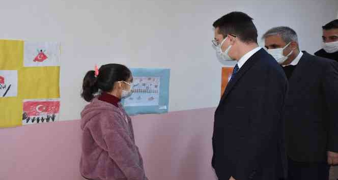 Genç ilçesinde öğrenciler ’15 Temmuz’ resim sergisi açtı