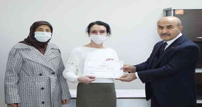 Mardin’de başarılı kadın kursiyerler sertifikalarını aldı