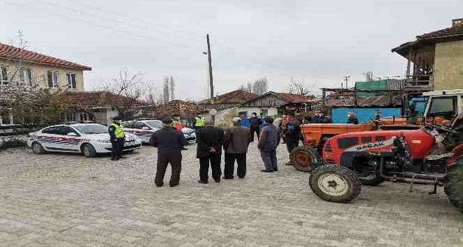 Traktör sürücülerine reflektör dağıtılarak önemi anlatıldı