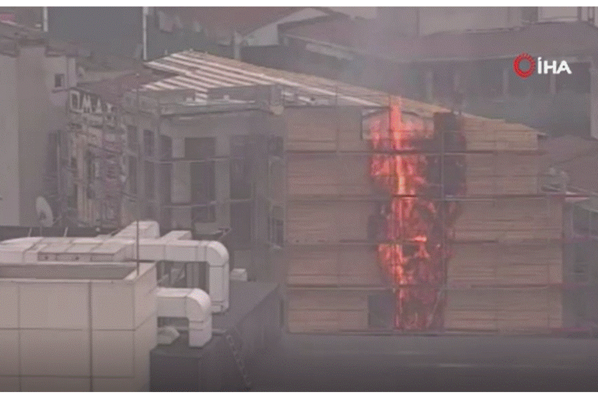 Eminönü’nde Tarihi Liman Han’da yangın