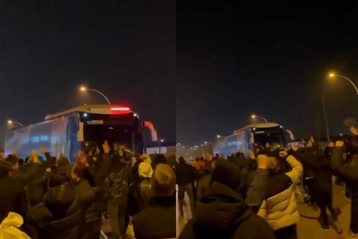 Bursaspor taraftarları takım otobüsünün önünü keserek &#039;&#039;yönetim istifa&#039;&#039; sloganı attı