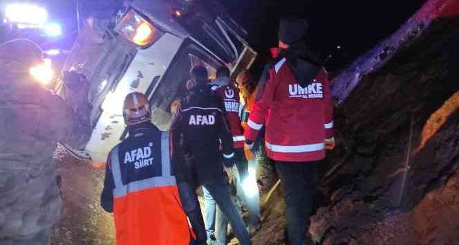 Siirt’te kayganlaşan yolda araç devrildi: 5 yaralı