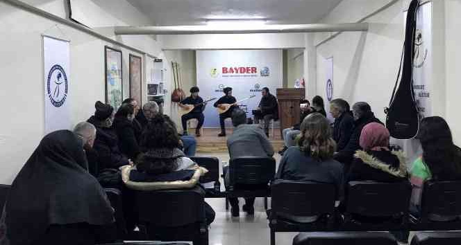 Bayburt’ta soğuk kış günleri sazlı, sözlü Anadolu türküleri eşliğinde ısınıyor