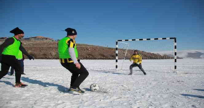 Donan göl üzerinde futbol maçı