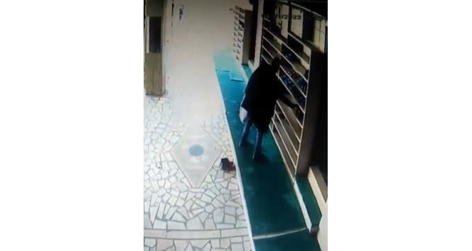 Cemaat namazda, hırsız iş başında